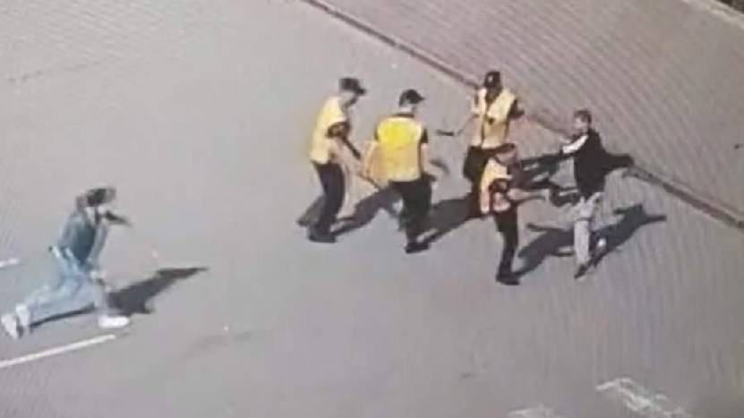 Мужчина с ножом напал на сотрудников транспортной безопасности вокзала в Омске
