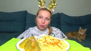 Мукбанг макароны спагетти ,перец фаршированный, салат. Еда на камеру.