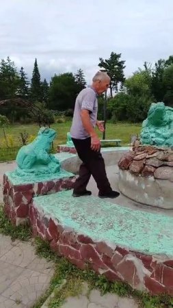 Дед 70л, гуляет