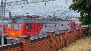 «Прибытие редкого гостя из Саратова» ЭП1-194 с поездом Мурманск-Новороссийк