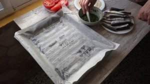 Сардины в заправке чесночнок петрушка и сухарики в духовке с помидорами. Sardinas en horno.