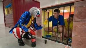 А4 Маленький vs ГИГАНТСКИЙ Непробиваемый Ящик !  ЗАПЕРТЫ ВНУТРИ ЧЕЛЛЕНДЖА