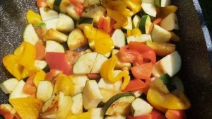 свиная вырезка в медово-горчичном соусе с овощами и курагой.