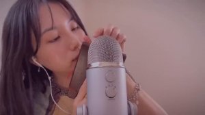 Hari ASMR. Близкий шёпот, движения рук, звуки рта, предметы.