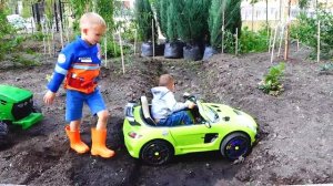 Влад помогает Никите, застрявшему в грязи на детской машине
