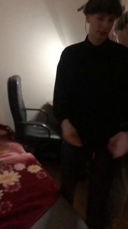 Молодые студенты шлепают подругу