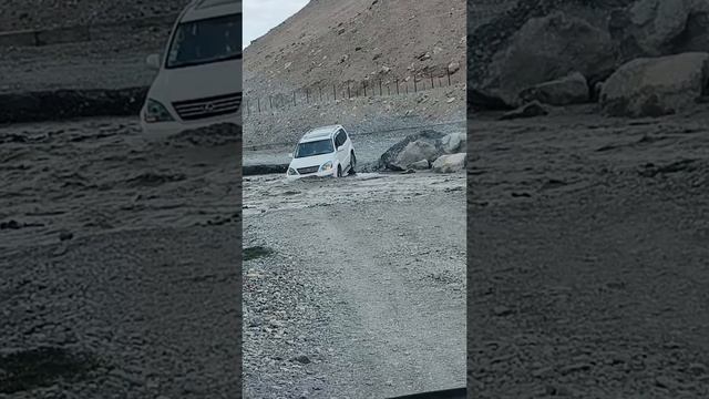 Смыло дорогу. Памир. Мургаб