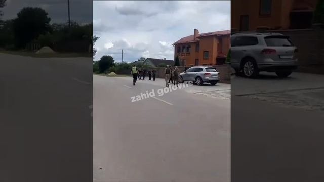 В Ровенской области несколько сотрудников ТЦК и полиции пытались задержать мужчину, но за него в...