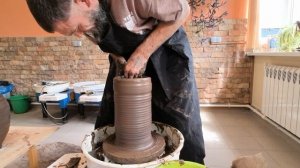 Легендарный гончар работает с шамотной глиной.