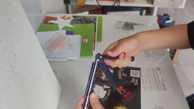 показываю трюки с ножом бабочкой😀