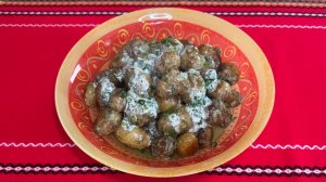 Молодой картофель в ароматном масле с зеленью и чесноком.