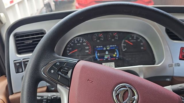 Донгфенг  10т эвакуатор Кабина обзор 2025-06-27 13-34-25