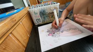 Раскрашиваем платье для куклы