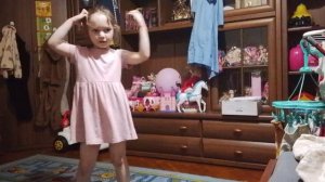 младшая сестра танцует под песню