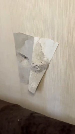 Как не нужно вешать телевизор на стену