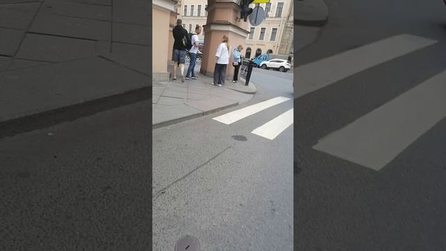 Суета перед алыми парусами на  углу Литейного