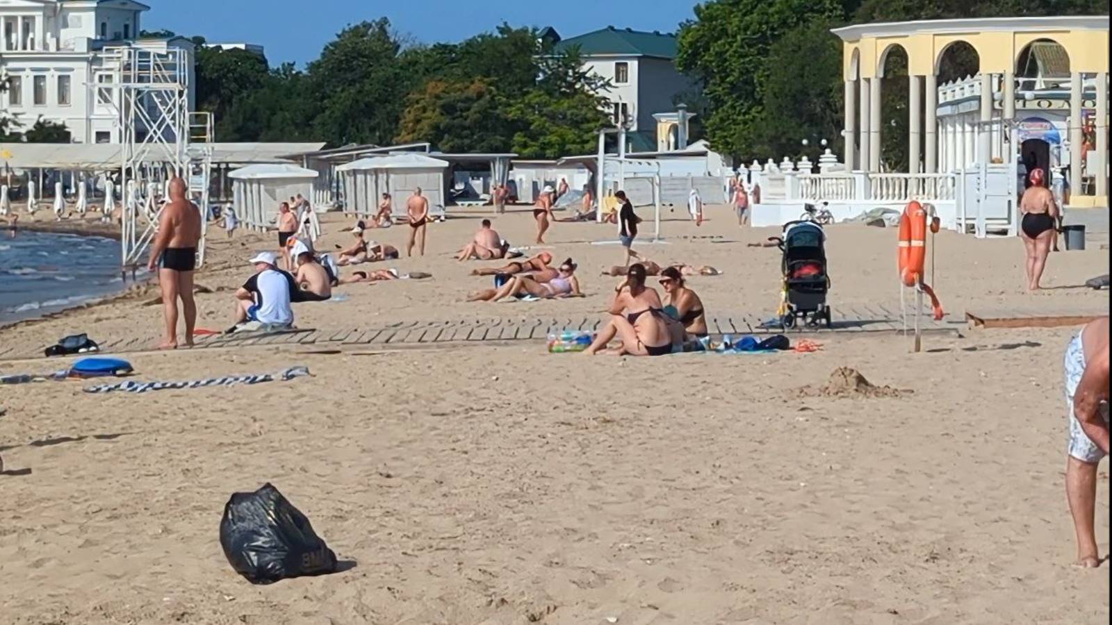 Евпатория 2025.  Жилье сдается в каждом дворе! Море наконец-то потеплело, первая утренняя прогулка