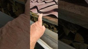 Чтобы дрова в дровяннике оставались сухими. Организованный водосток.