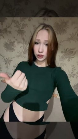 Милашка девушка брюнетка