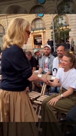 Катрин Денев вышла на прогулку!