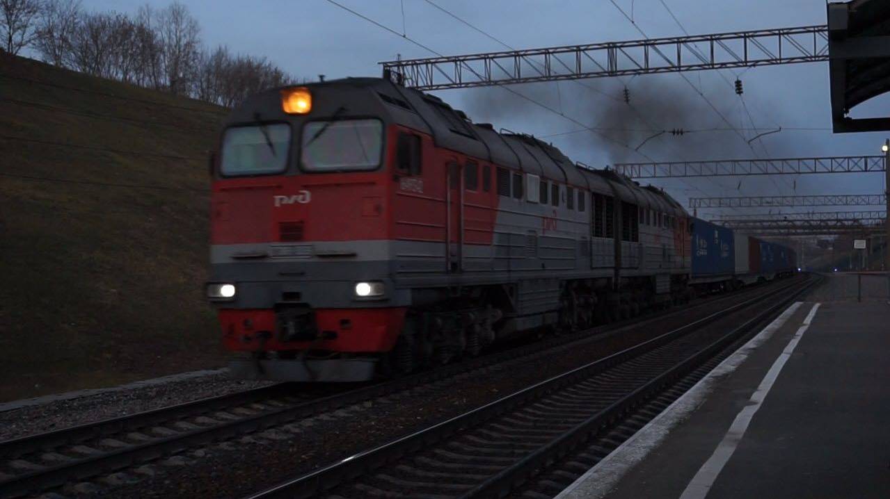 Тепловоз 2ТЭ116У-0069 с контейнерным составом.