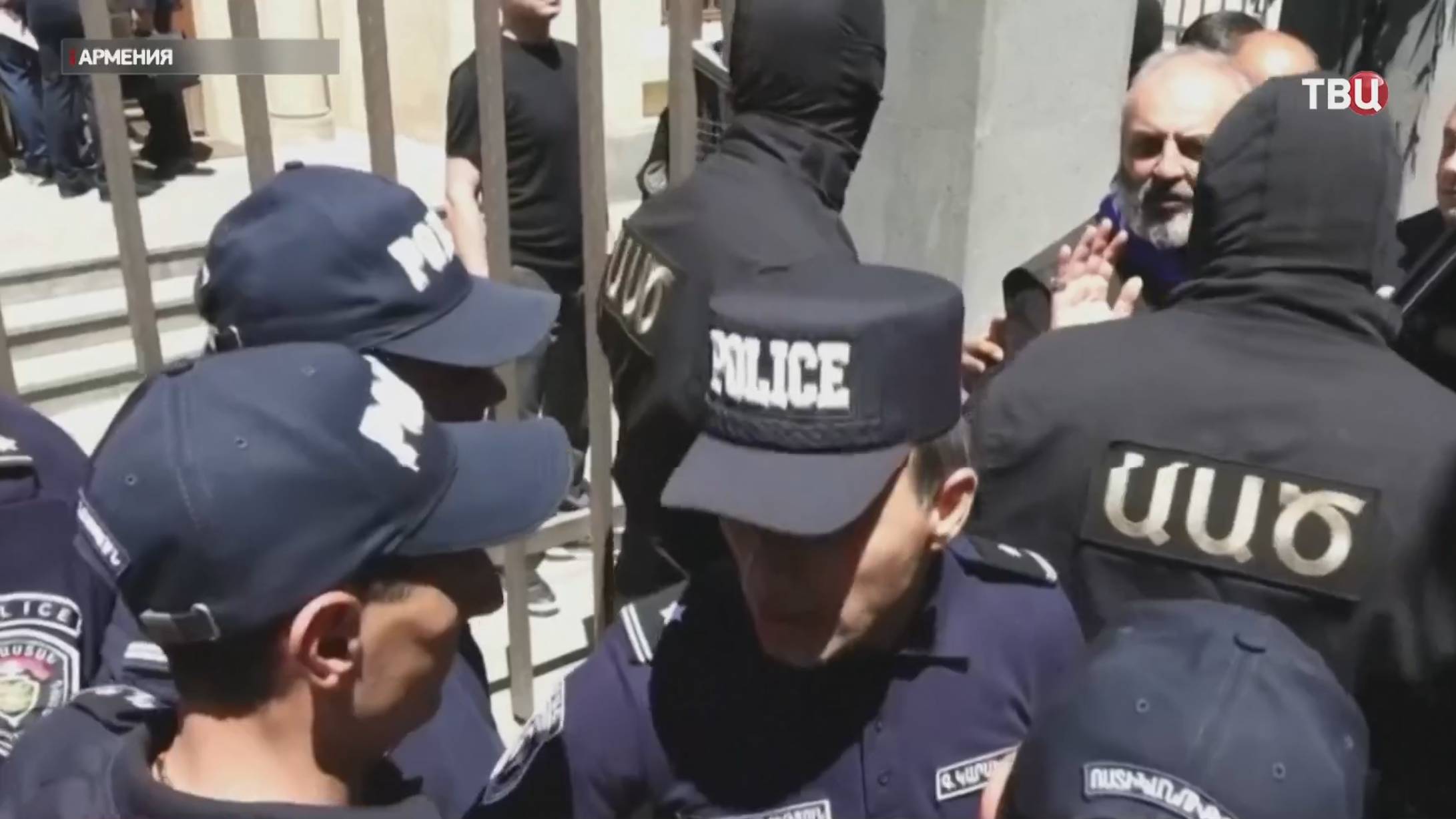 В Ереване за призывы к захвату власти арестован архиепископ Аджапахян  / События на ТВЦ
