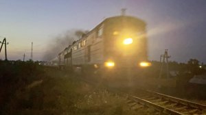 10Д100 в тяге. 2ТЭ10У-0426 с поездом Пенза - Москва в вечернем Моршанске