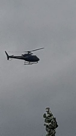 Вертолет садится на площадку