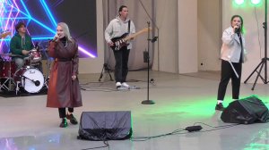 Песня: Босая. Музыкальная группа в городском парке