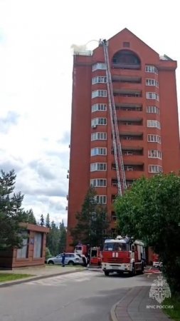🔥Крыша многоэтажного дома загорелась в Зеленограде🔥