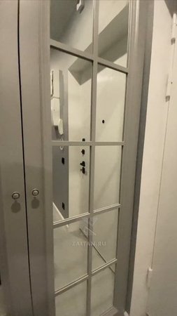Серый шкаф в прихожую с зеркальными фасадами и английской декоративной раскладкой