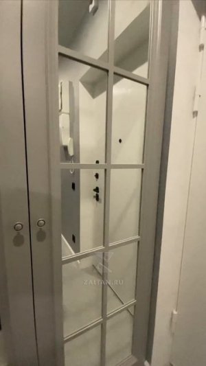 Серый шкаф в прихожую с зеркальными фасадами и английской декоративной раскладкой