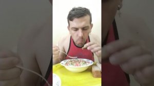 Обжор, овощной салат из огурцов и помидоров с селёдкой и яйцами