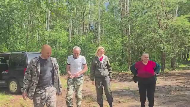 Черничники. Купил себе тихий хутор, а его отжали и переименовали. Исследуем озеро и лес вокруг дома!