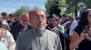 В Армении на два месяца арестован архиепископ Микаэл Аджапахян