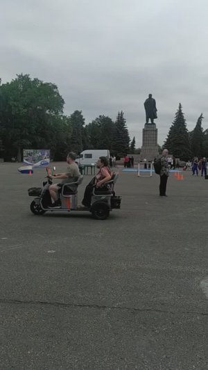 Прогулка в День России по Соборной площади и набережной в Ульяновске 12.06.2025
