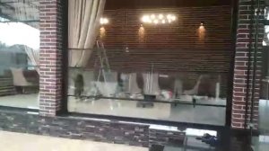Компания Альфа123.  Установка автоматического остекления "Гильятина" в зоне барбекю и входной группы