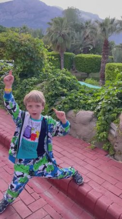 Ребёнок приехал в Турцию и затанцевал от счастья