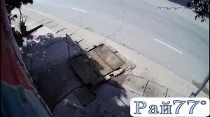 Мотоциклист сгруппировался и избежал колёс грузовика