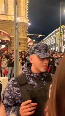 Китайские туристки на параде 9 мая