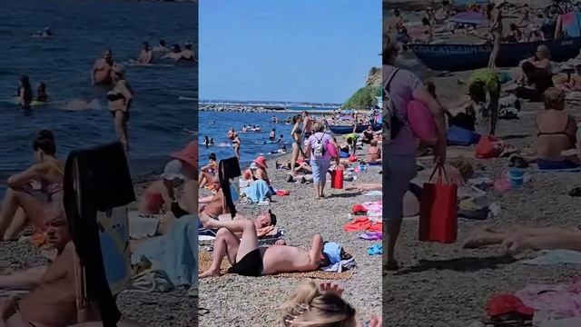 Пляж Анапы, Высокий берег. 28 июня  количество отдыхающих значительно отличается от других пляжей