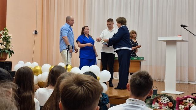 Вручение аттестатов (продолжение)