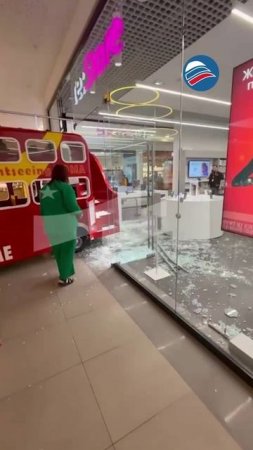 Двое детей устроили ДТП в ТЦ «Новая Рига»: детский автобус протаранил витрину магазина