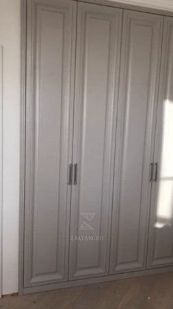 Классический серый шкаф встроенный в нишу