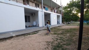 Священник в отпуске. Дети и море.