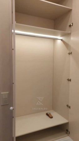 Встроенный зеркальный шкаф в стиле неоклассика. Декоративная раскладка в форме вытянутых сот.