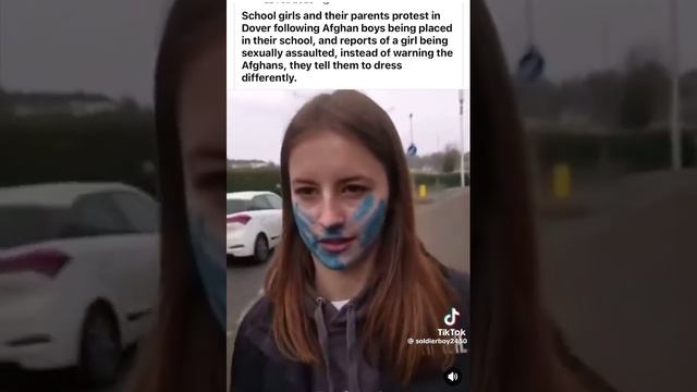 Школьницы и их родители протестуют в Англии.