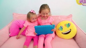 Веселая игра "Бей крота" на пляже с Майей и Машей