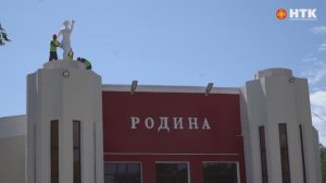 Скульптуры девушки и парня вернулись на фронтоны КЦ "Родина"