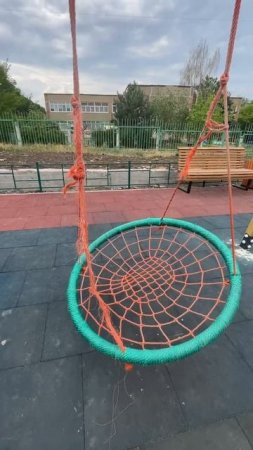Уже сломали новые качели в микрорайоне Солнечном в Макеевке